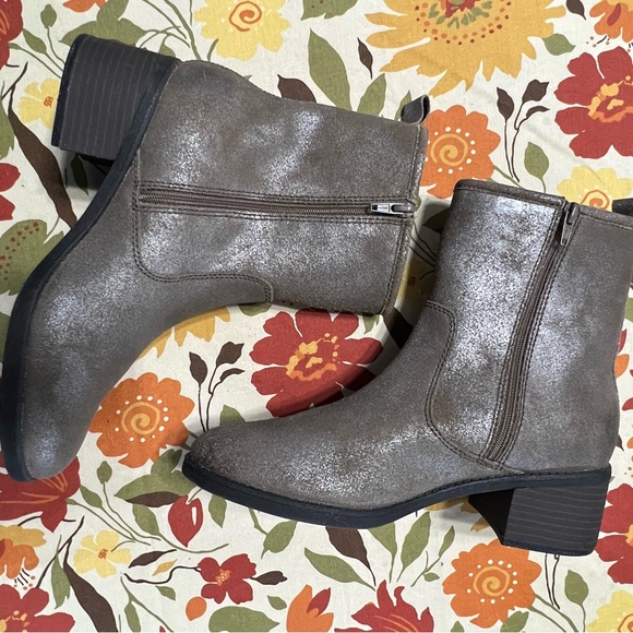 CLARKS Sz‎ 8.5 Nevella Devon Metallic Taupe Leather Zip Ankle Boots 26120884 NEW - Picture 1 of 5